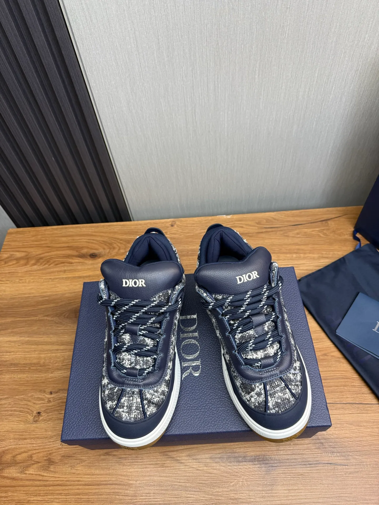 Men's shoes 💰800💰 Dior sneakers enrich the classic series with fashionable retro style. Carefully crafted, they can be paired with casual looks all year round. Dad Shoes style shoes that follow the trend of the retro market ▪️ Fabric: Original custom embroidered cowhide ▪️ Lining: Imported breathable mesh ▪️ Sole: Original molded non-slip outsole ▪️ Size: 38-45 (45 is custom-made and cannot be returned)